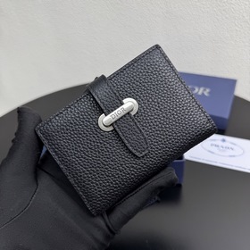 這款豎版雙折卡夾來自全新的 Dior Normandie 系列，彰顯 Dior