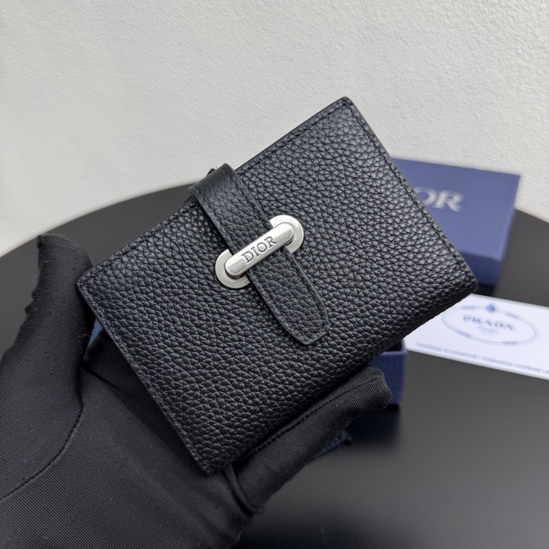 這款豎版雙折卡夾來自全新的 Dior Normandie 系列，彰顯 Dior