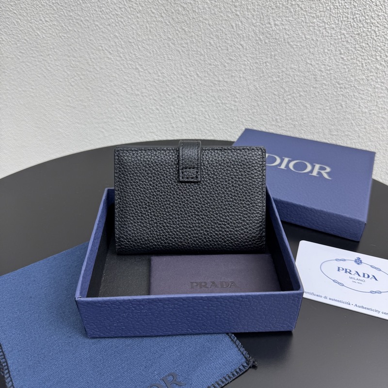 這款豎版雙折卡夾來自全新的 Dior Normandie 系列，彰顯 Dior