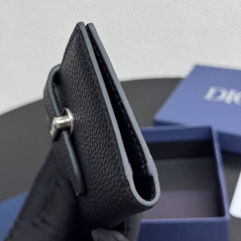 這款豎版雙折卡夾來自全新的 Dior Normandie 系列，彰顯 Dior