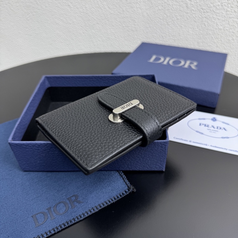這款豎版雙折卡夾來自全新的 Dior Normandie 系列，彰顯 Dior