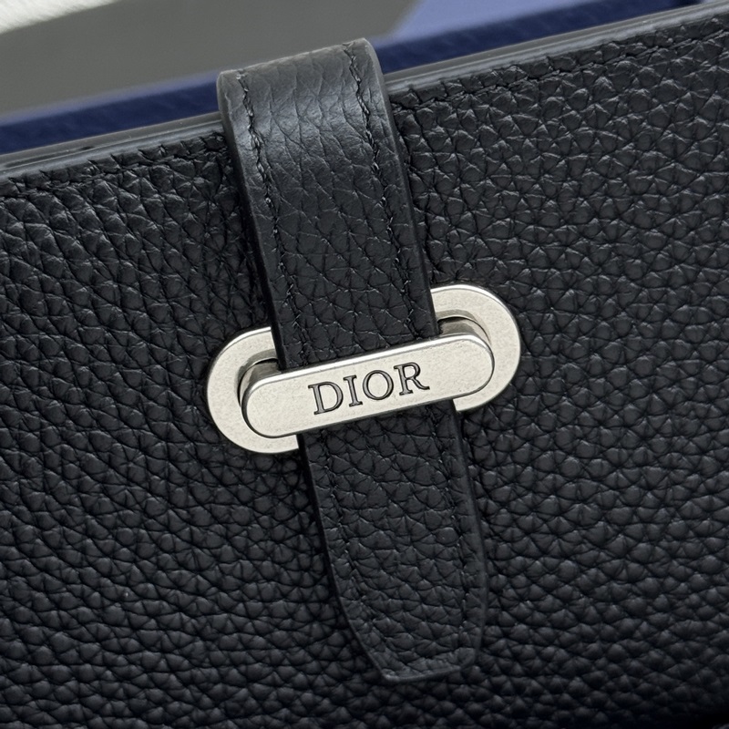 這款豎版雙折卡夾來自全新的 Dior Normandie 系列，彰顯 Dior