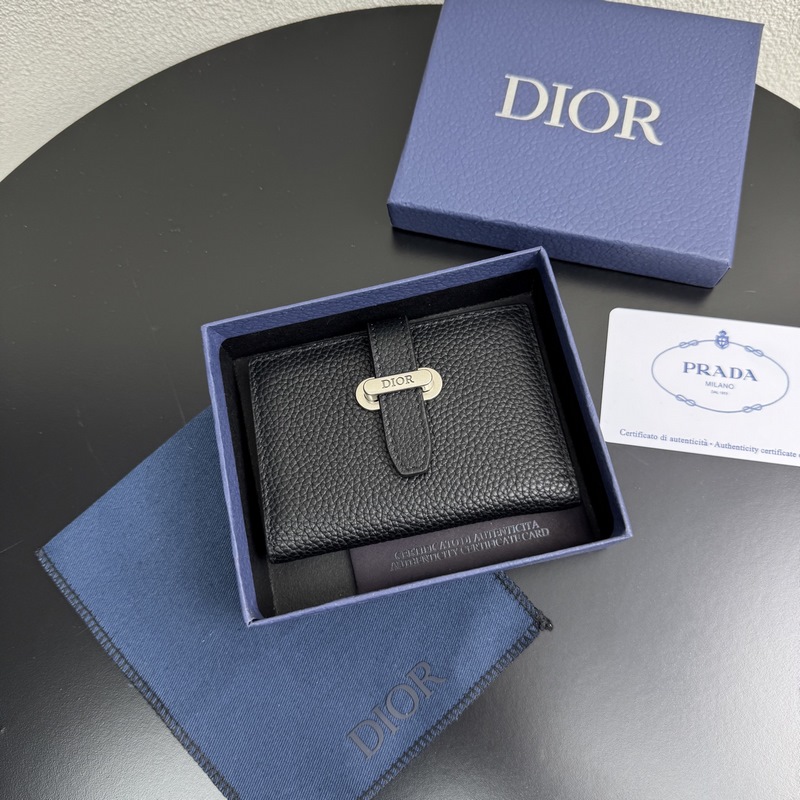 這款豎版雙折卡夾來自全新的 Dior Normandie 系列，彰顯 Dior