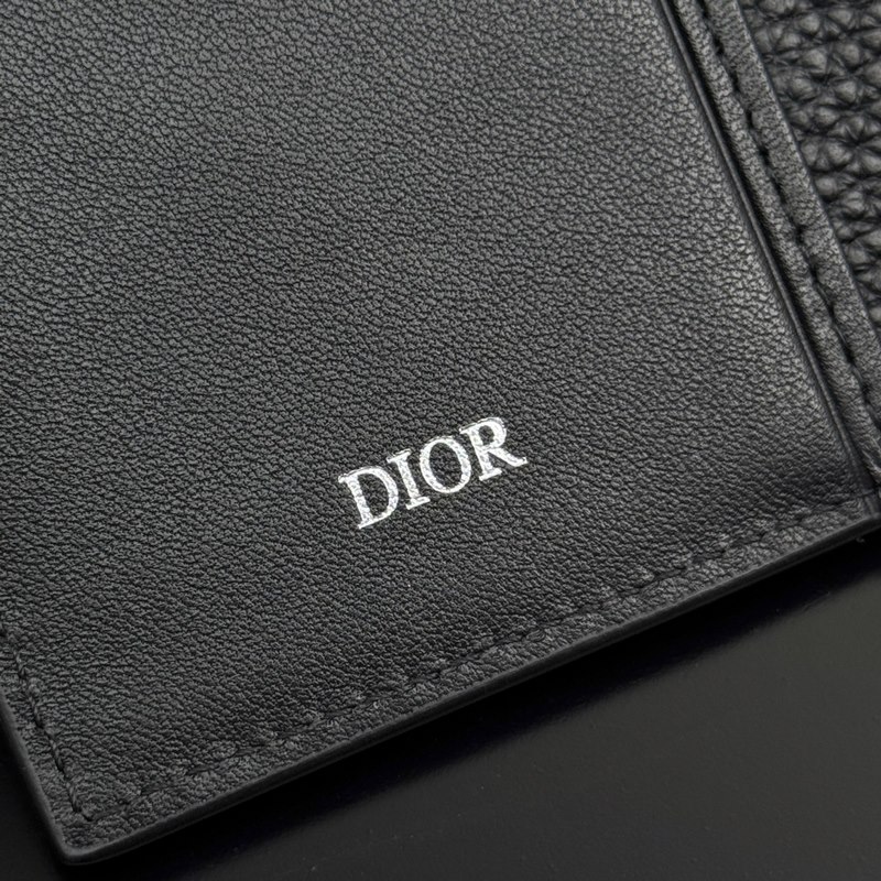 這款豎版雙折卡夾來自全新的 Dior Normandie 系列，彰顯 Dior