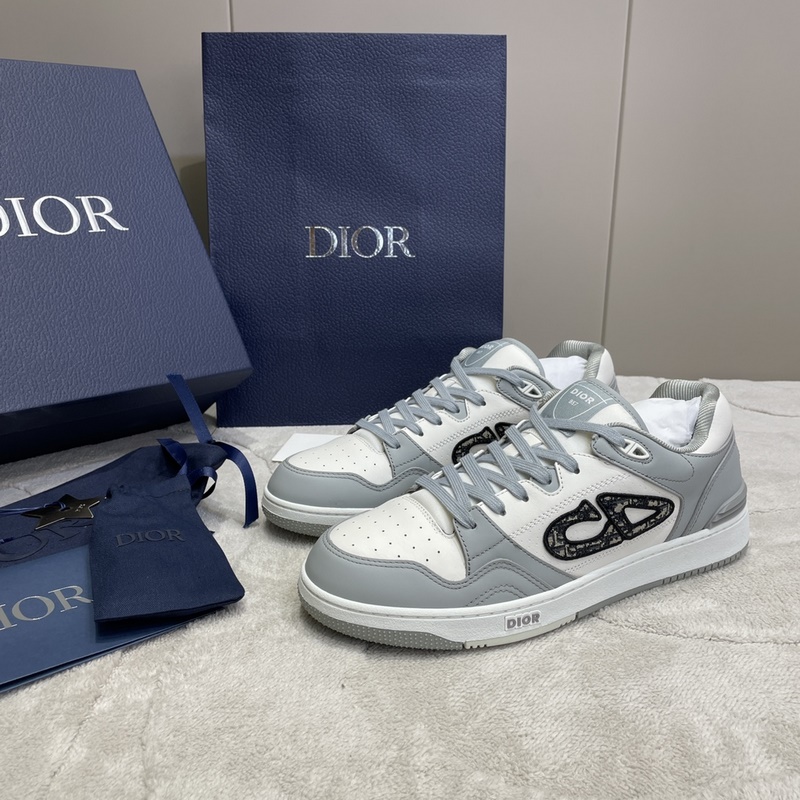 Dior B57 低幫運(yùn)動鞋 B57 低幫運(yùn)動鞋于二零二四秋季男裝系列精彩亮相，