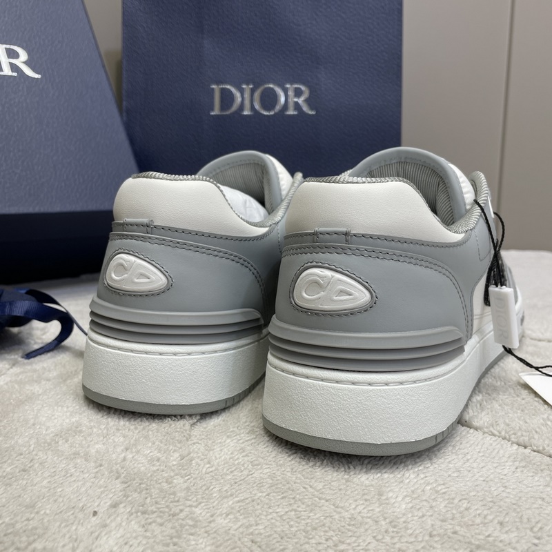 Dior B57 低幫運(yùn)動鞋 B57 低幫運(yùn)動鞋于二零二四秋季男裝系列精彩亮相，