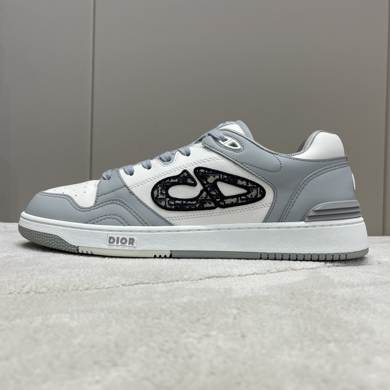 Dior B57 低幫運(yùn)動鞋 B57 低幫運(yùn)動鞋于二零二四秋季男裝系列精彩亮相，