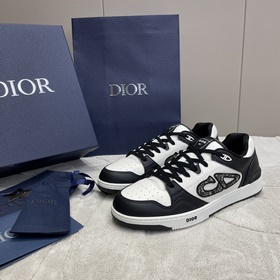 Dior B57 低幫運(yùn)動(dòng)鞋 B57 低幫運(yùn)動(dòng)鞋于二零二四秋季男裝系列精彩亮相，