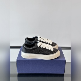 Dior 這款 B33 運(yùn)動(dòng)鞋全新演繹經(jīng)典的網(wǎng)球鞋，時(shí)尚廓形突顯厚重質(zhì)感。采用牛