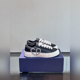 Dior 這款 B33 運(yùn)動(dòng)鞋全新演繹經(jīng)典的網(wǎng)球鞋，時(shí)尚廓形突顯厚重質(zhì)感。采用牛