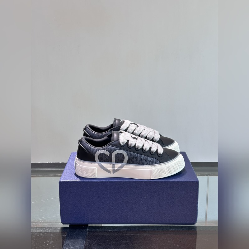 Dior 這款 B33 運動鞋全新演繹經典的網球鞋，時尚廓形突顯厚重質感。采用牛