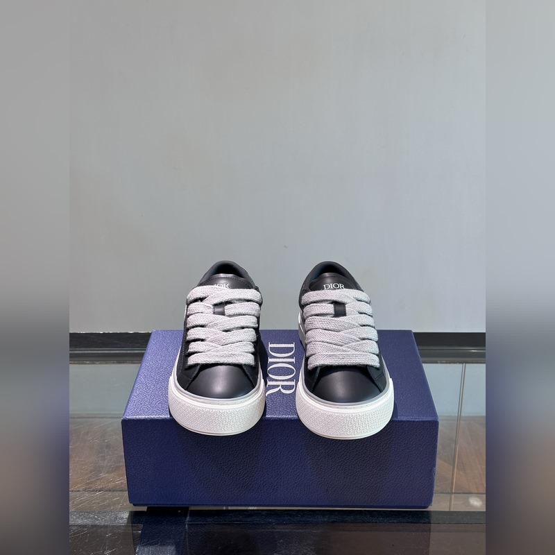 Dior 這款 B33 運動鞋全新演繹經典的網球鞋，時尚廓形突顯厚重質感。采用牛