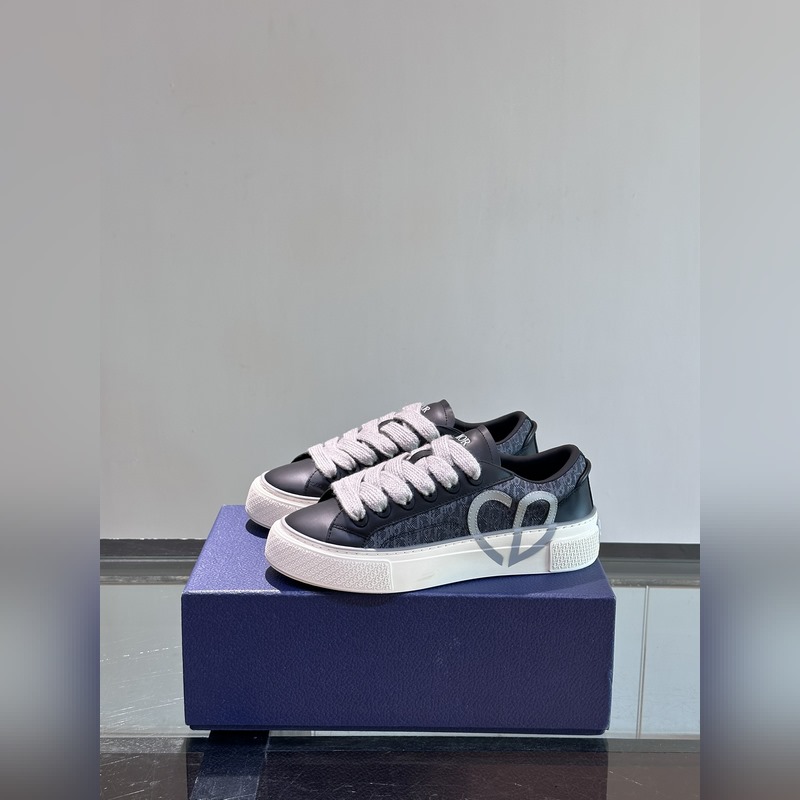 Dior 這款 B33 運動鞋全新演繹經典的網球鞋，時尚廓形突顯厚重質感。采用牛