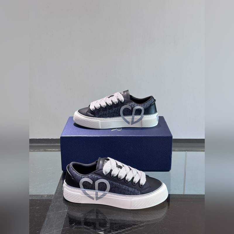 Dior 這款 B33 運動鞋全新演繹經典的網球鞋，時尚廓形突顯厚重質感。采用牛