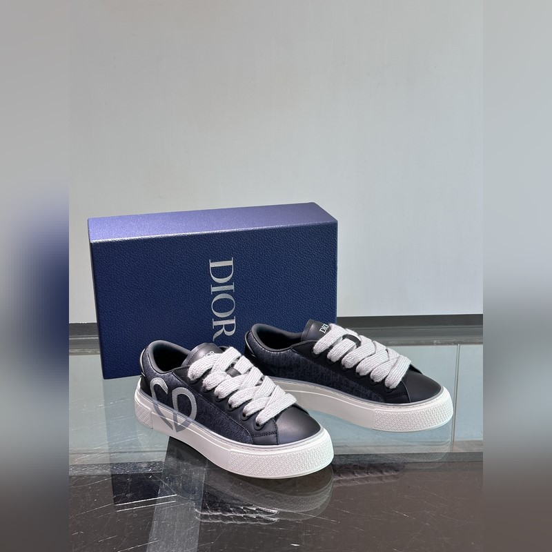 Dior 這款 B33 運動鞋全新演繹經典的網球鞋，時尚廓形突顯厚重質感。采用牛