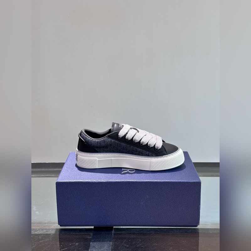 Dior 這款 B33 運動鞋全新演繹經典的網球鞋，時尚廓形突顯厚重質感。采用牛