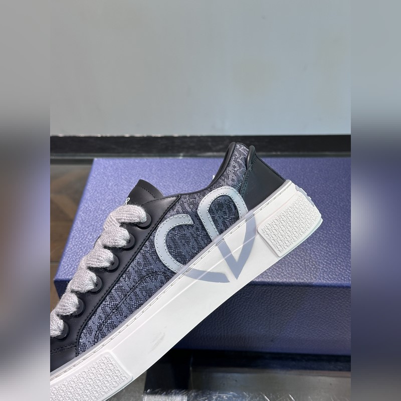 Dior 這款 B33 運動鞋全新演繹經典的網球鞋，時尚廓形突顯厚重質感。采用牛