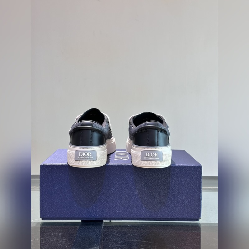 Dior 這款 B33 運動鞋全新演繹經典的網球鞋，時尚廓形突顯厚重質感。采用牛