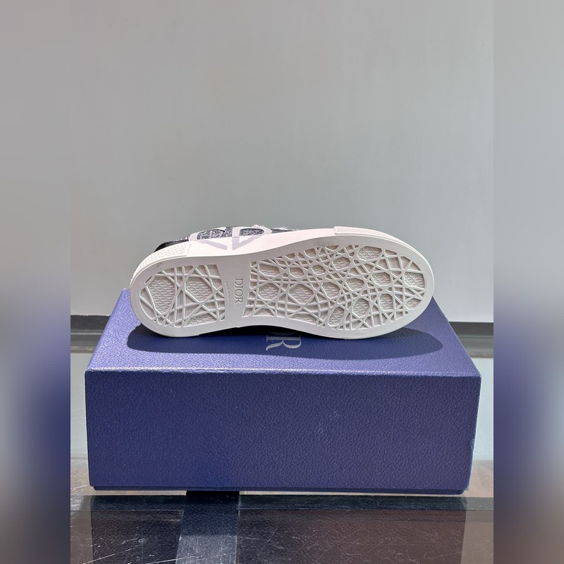 Dior 這款 B33 運動鞋全新演繹經典的網球鞋，時尚廓形突顯厚重質感。采用牛