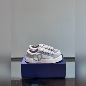 Dior 這款 B33 運(yùn)動(dòng)鞋全新演繹經(jīng)典的網(wǎng)球鞋，時(shí)尚廓形突顯厚重質(zhì)感。采用牛