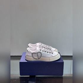 Dior 這款 B33 運(yùn)動(dòng)鞋全新演繹經(jīng)典的網(wǎng)球鞋，時(shí)尚廓形突顯厚重質(zhì)感。采用牛