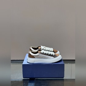 Dior 這款 B33 運(yùn)動(dòng)鞋全新演繹經(jīng)典的網(wǎng)球鞋，時(shí)尚廓形突顯厚重質(zhì)感。采用牛