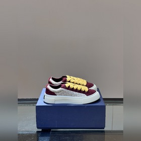 Dior 這款 B33 運(yùn)動(dòng)鞋全新演繹經(jīng)典的網(wǎng)球鞋，時(shí)尚廓形突顯厚重質(zhì)感。采用牛