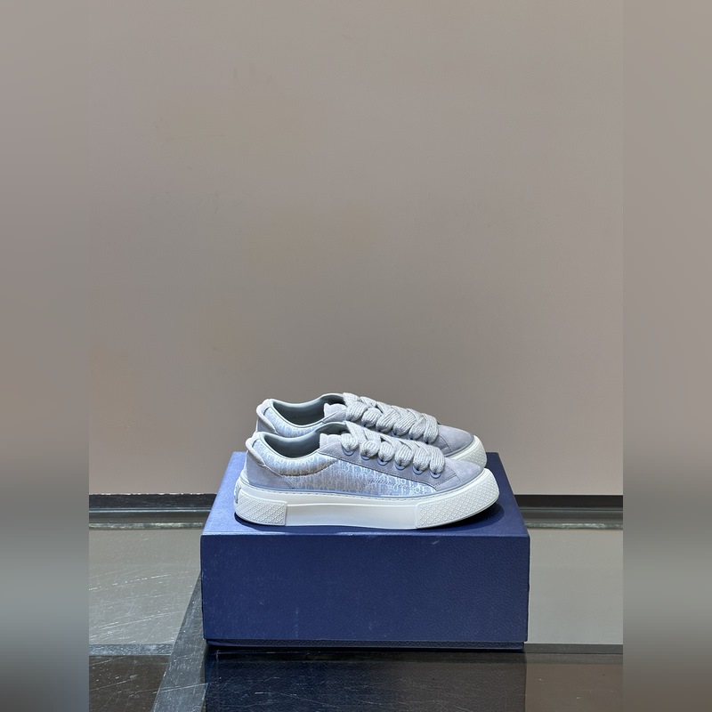 Dior 這款 B33 運動鞋全新演繹經典的網球鞋，時尚廓形突顯厚重質感。采用牛