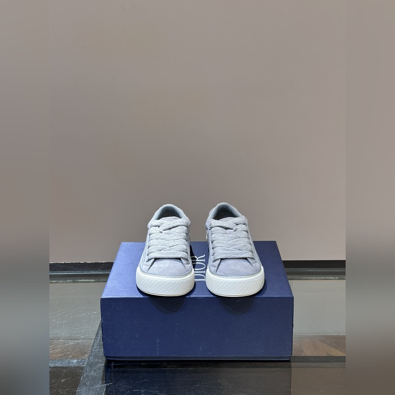 Dior 這款 B33 運動鞋全新演繹經典的網球鞋，時尚廓形突顯厚重質感。采用牛