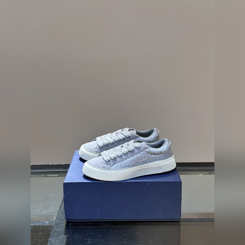 Dior 這款 B33 運動鞋全新演繹經典的網球鞋，時尚廓形突顯厚重質感。采用牛