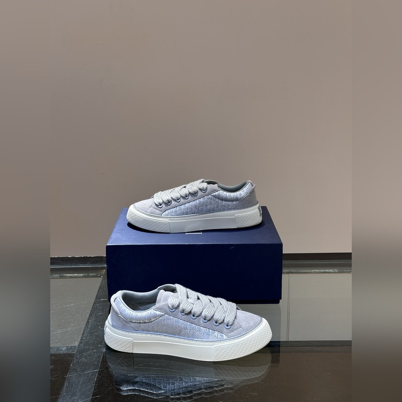 Dior 這款 B33 運動鞋全新演繹經典的網球鞋，時尚廓形突顯厚重質感。采用牛