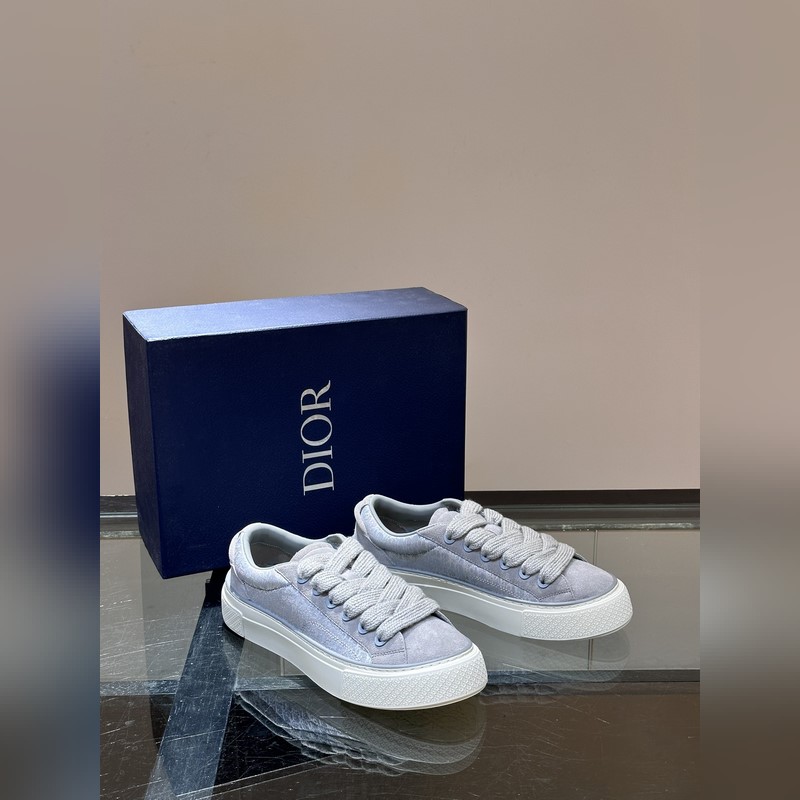 Dior 這款 B33 運動鞋全新演繹經典的網球鞋，時尚廓形突顯厚重質感。采用牛