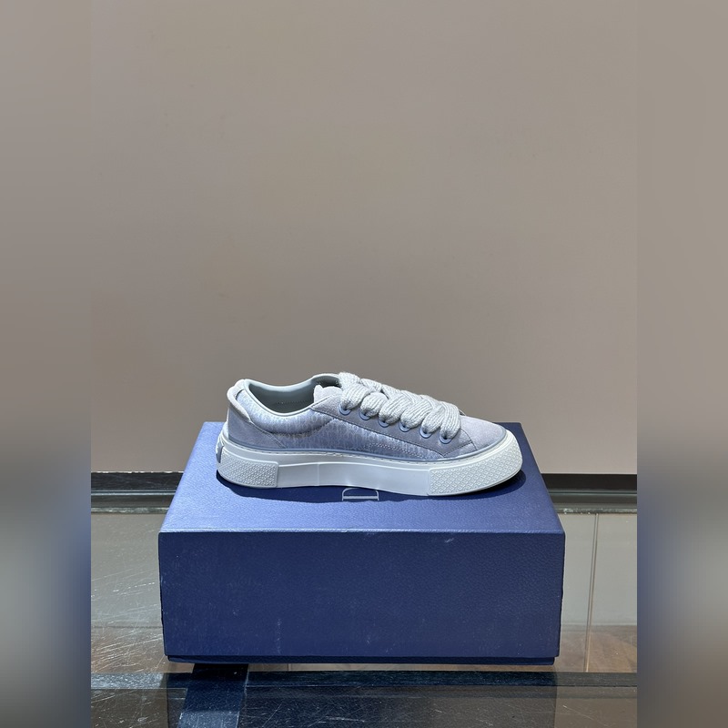 Dior 這款 B33 運動鞋全新演繹經典的網球鞋，時尚廓形突顯厚重質感。采用牛