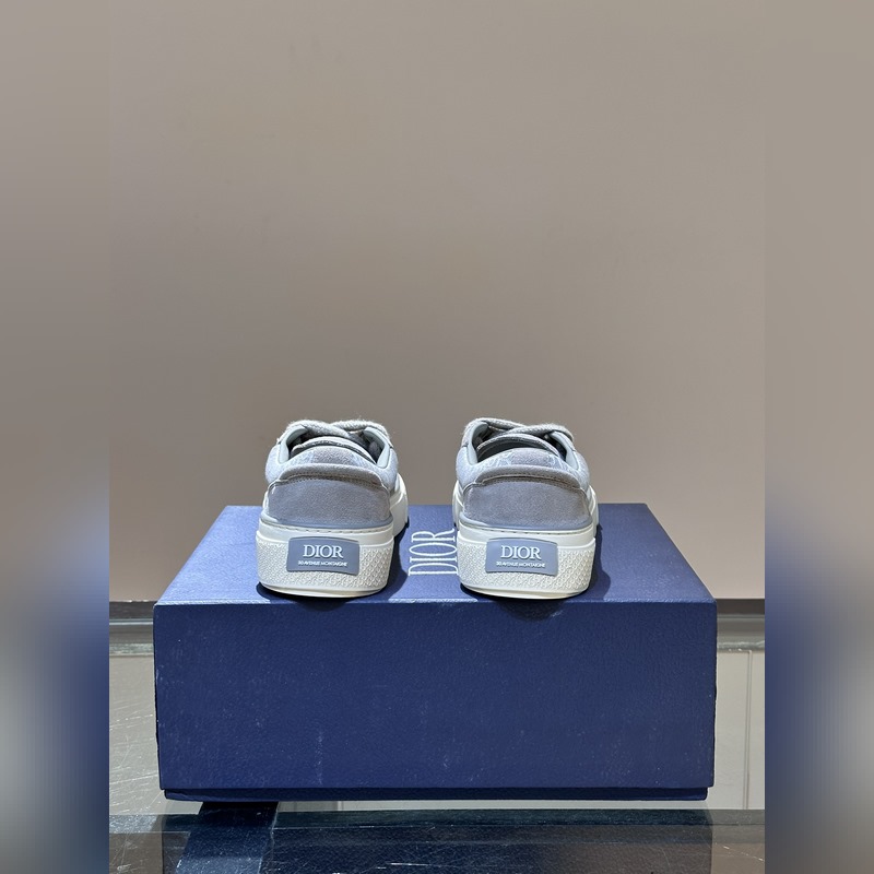 Dior 這款 B33 運動鞋全新演繹經典的網球鞋，時尚廓形突顯厚重質感。采用牛