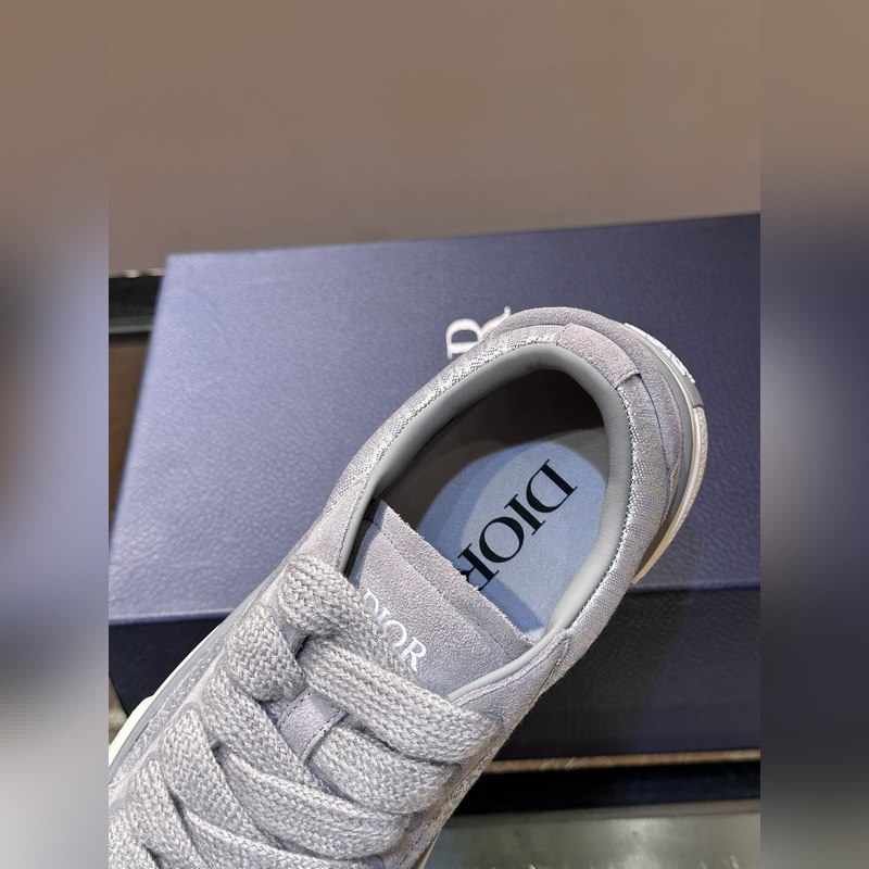 Dior 這款 B33 運動鞋全新演繹經典的網球鞋，時尚廓形突顯厚重質感。采用牛