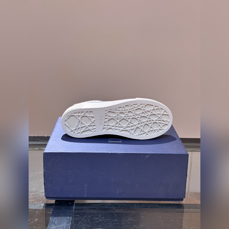 Dior 這款 B33 運動鞋全新演繹經典的網球鞋，時尚廓形突顯厚重質感。采用牛