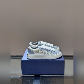 Dior 這款 B33 運(yùn)動(dòng)鞋全新演繹經(jīng)典的網(wǎng)球鞋，時(shí)尚廓形突顯厚重質(zhì)感。采用牛