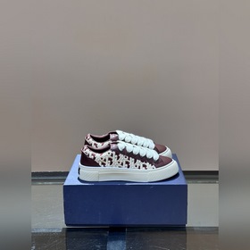 Dior 這款 B33 運(yùn)動(dòng)鞋全新演繹經(jīng)典的網(wǎng)球鞋，時(shí)尚廓形突顯厚重質(zhì)感。采用牛