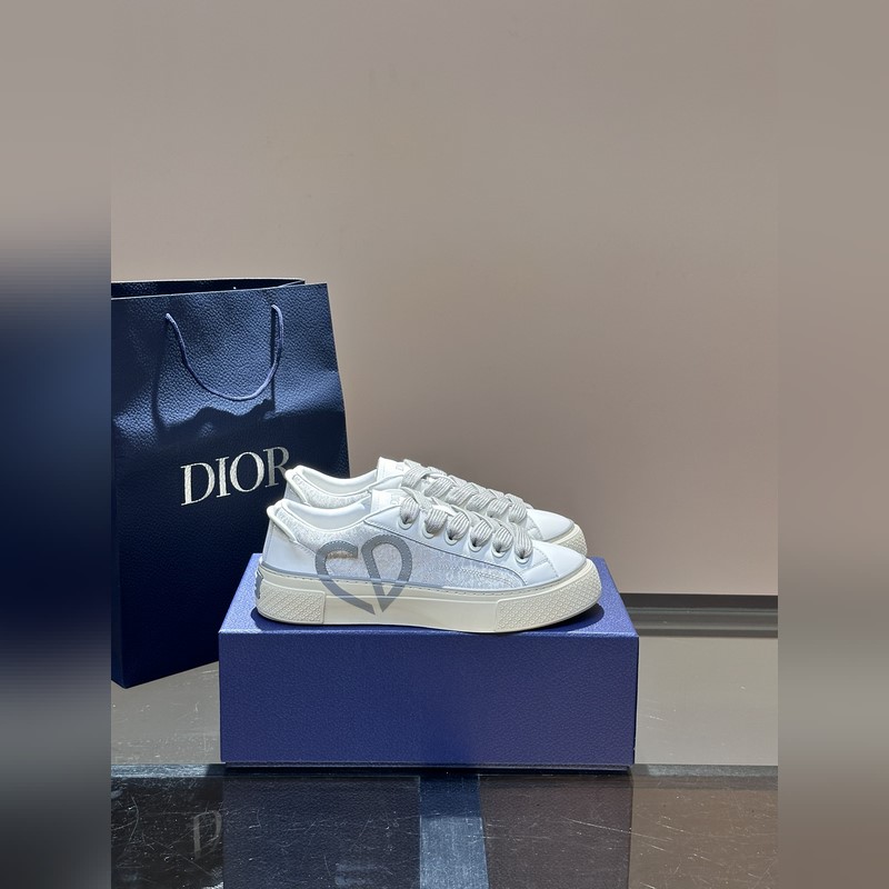 Dior 這款 B33 運動鞋全新演繹經(jīng)典的網(wǎng)球鞋，時尚廓形突顯厚重質(zhì)感。采用牛