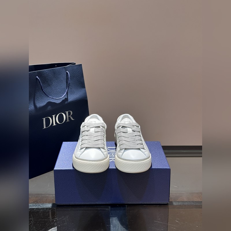 Dior 這款 B33 運動鞋全新演繹經(jīng)典的網(wǎng)球鞋，時尚廓形突顯厚重質(zhì)感。采用牛