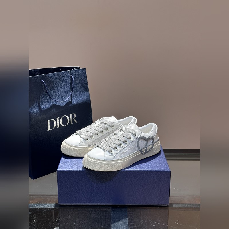 Dior 這款 B33 運動鞋全新演繹經(jīng)典的網(wǎng)球鞋，時尚廓形突顯厚重質(zhì)感。采用牛