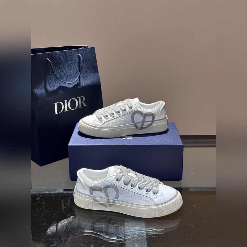 Dior 這款 B33 運動鞋全新演繹經(jīng)典的網(wǎng)球鞋，時尚廓形突顯厚重質(zhì)感。采用牛