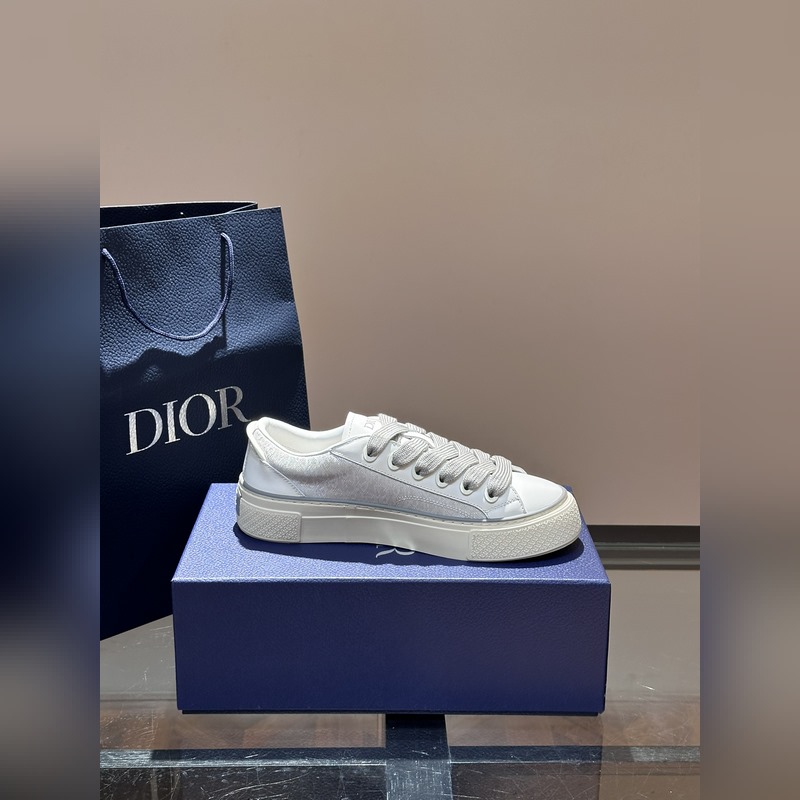 Dior 這款 B33 運動鞋全新演繹經(jīng)典的網(wǎng)球鞋，時尚廓形突顯厚重質(zhì)感。采用牛