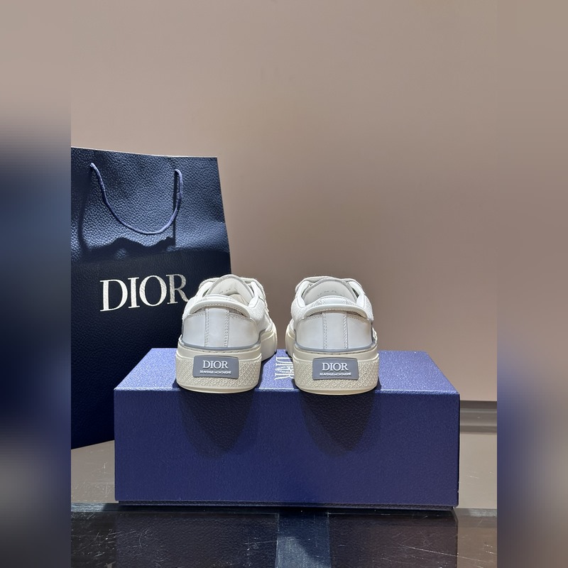 Dior 這款 B33 運動鞋全新演繹經(jīng)典的網(wǎng)球鞋，時尚廓形突顯厚重質(zhì)感。采用牛