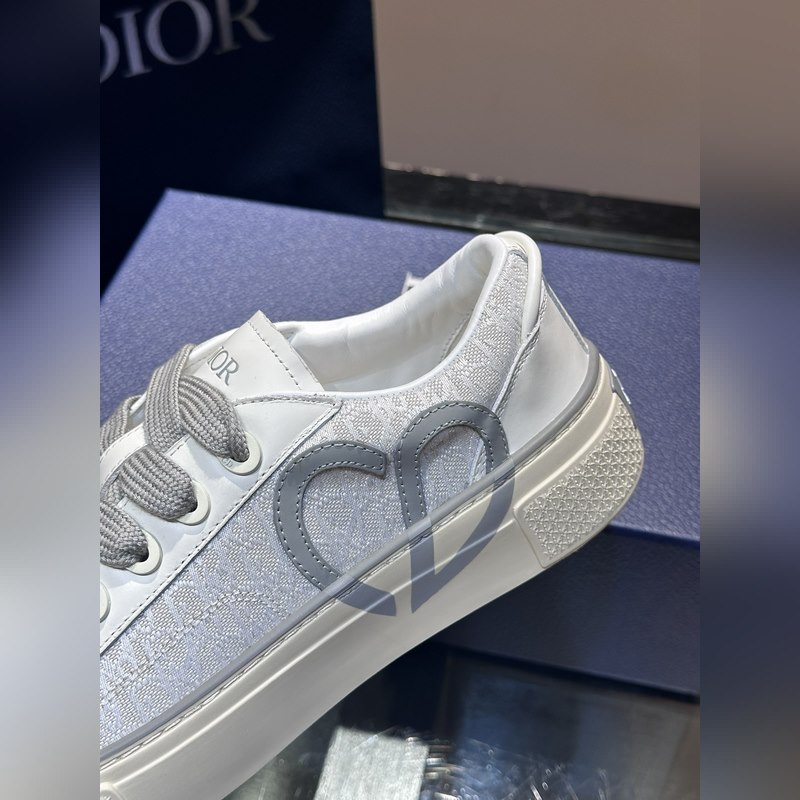 Dior 這款 B33 運動鞋全新演繹經(jīng)典的網(wǎng)球鞋，時尚廓形突顯厚重質(zhì)感。采用牛