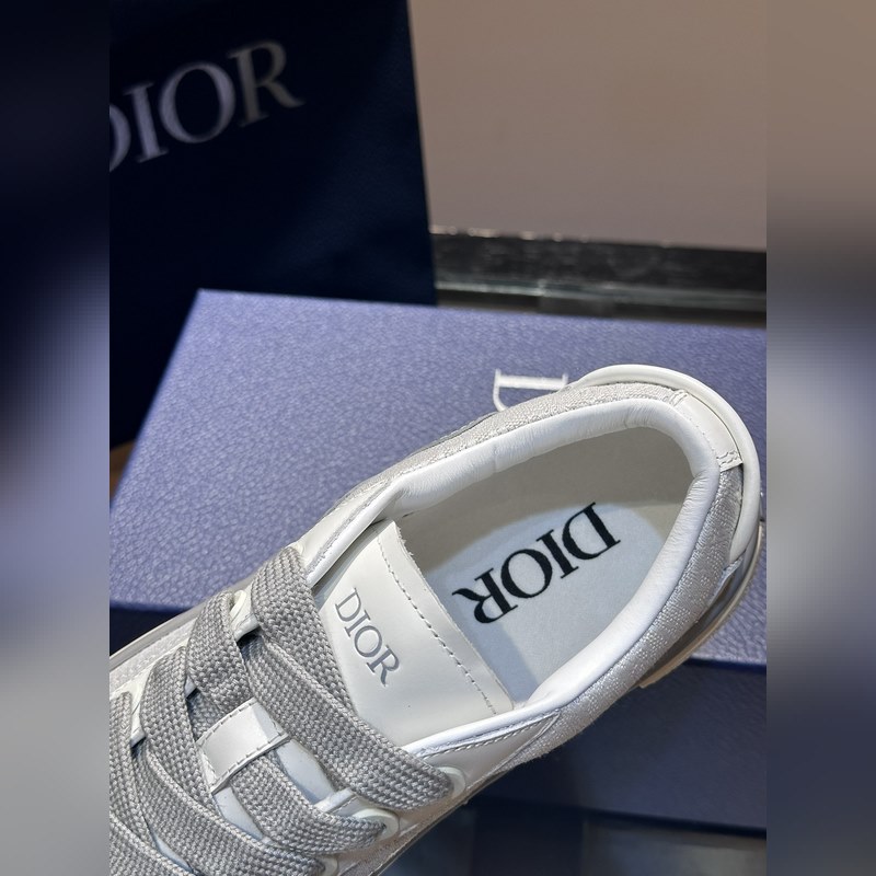 Dior 這款 B33 運動鞋全新演繹經(jīng)典的網(wǎng)球鞋，時尚廓形突顯厚重質(zhì)感。采用牛