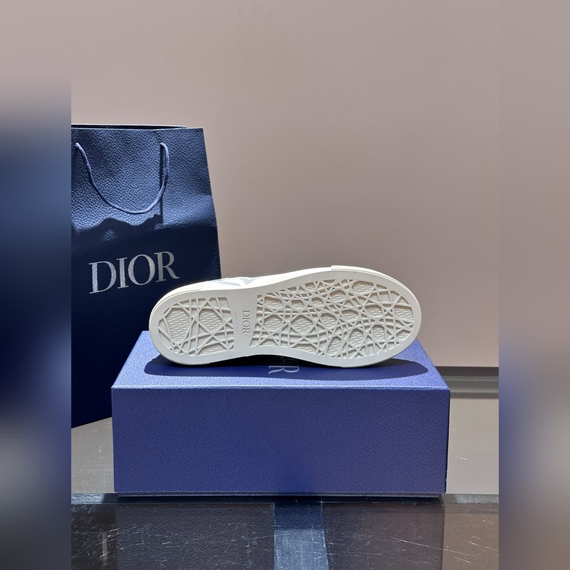 Dior 這款 B33 運動鞋全新演繹經(jīng)典的網(wǎng)球鞋，時尚廓形突顯厚重質(zhì)感。采用牛