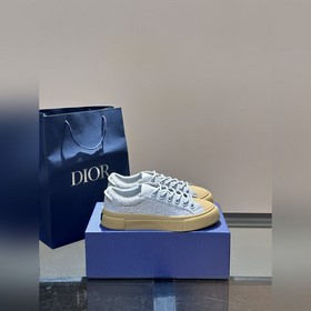 Dior 這款 B33 運(yùn)動(dòng)鞋全新演繹經(jīng)典的網(wǎng)球鞋，時(shí)尚廓形突顯厚重質(zhì)感。采用牛