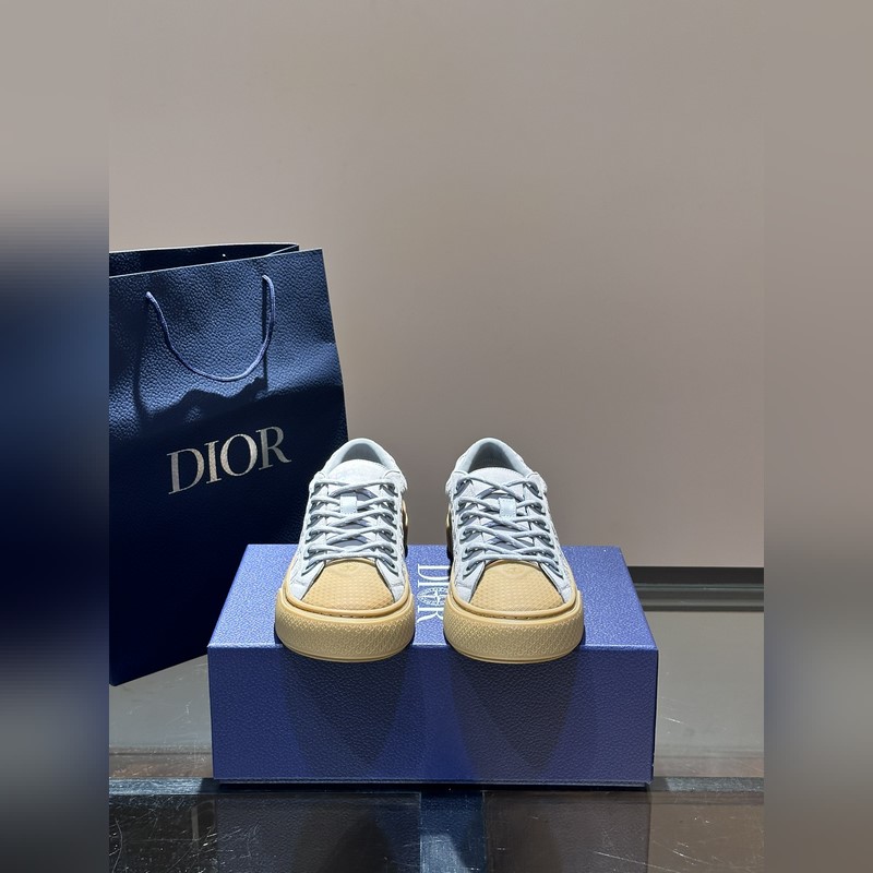 Dior 這款 B33 運動鞋全新演繹經典的網球鞋，時尚廓形突顯厚重質感。采用牛
