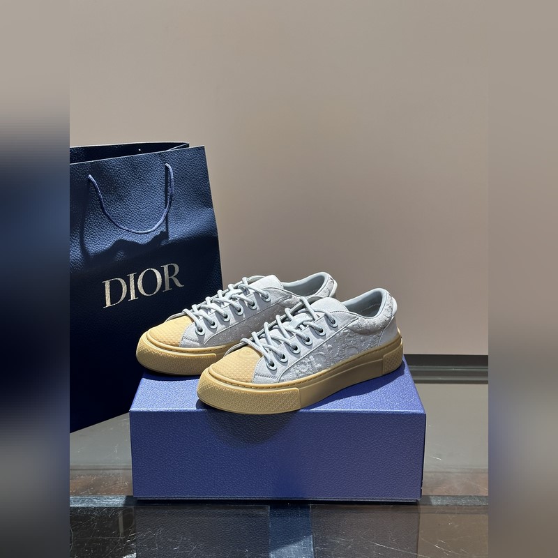 Dior 這款 B33 運動鞋全新演繹經典的網球鞋，時尚廓形突顯厚重質感。采用牛